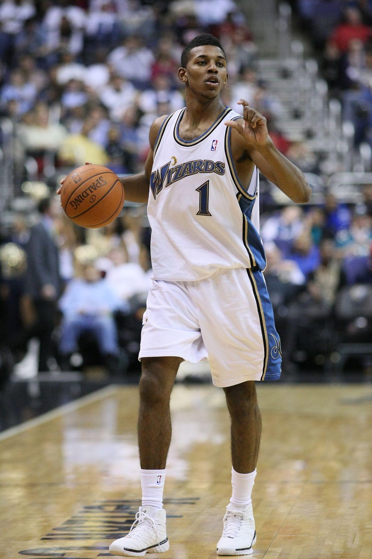 加比亚抱怨对手拖延时间，主裁：补时给了，你们想要15分钟吗（加比亚不满对手拖延，主裁回应：补时已给，还想要15分钟？）