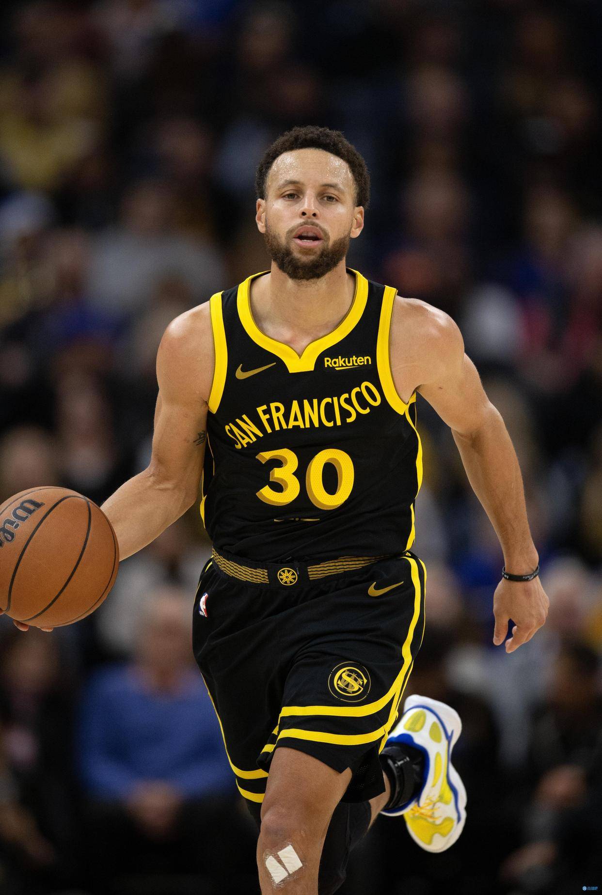 跟队：米兰不太可能在一月运作莱万，但他是夏窗的理想人选（队记：米兰冬窗引进莱万可能性不大，夏窗仍视其为理想目标）