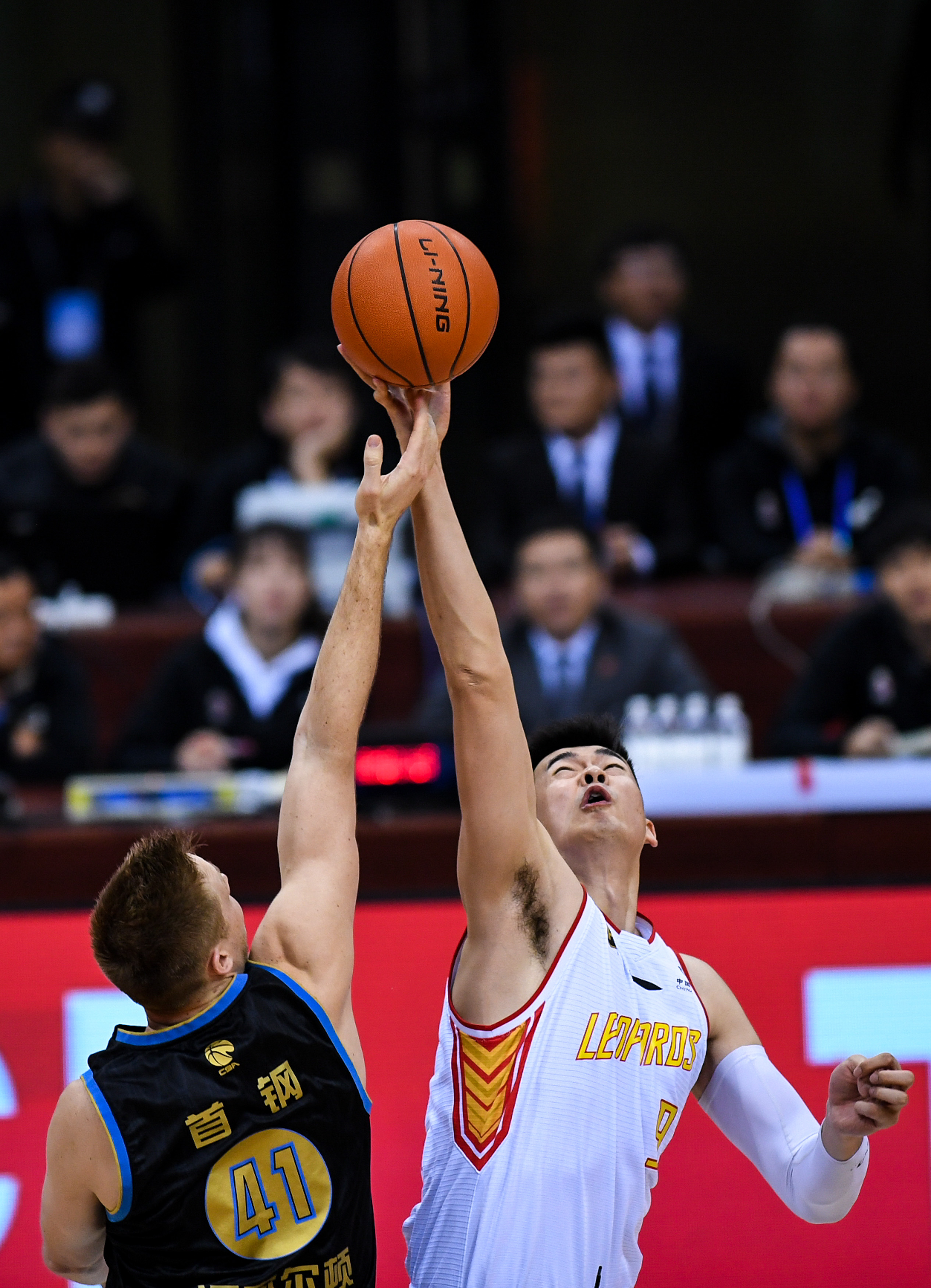 詹姆斯放弃得分上双记录，最后一传助攻八村垒绝杀，湖人险胜猛龙（詹姆斯舍分不追上双，终场妙传八村垒绝杀，湖人险胜猛龙）