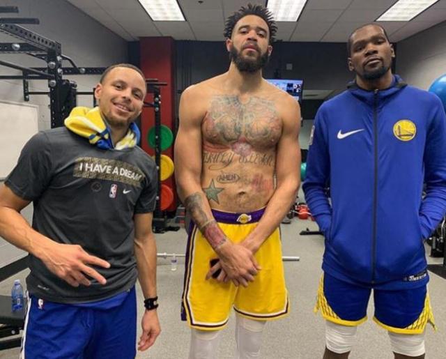 NBA半场：巴恩斯14分，马刺77-57领先鹈鹕（NBA半场战报：巴恩斯砍下14分，马刺77-57暂领先鹈鹕）