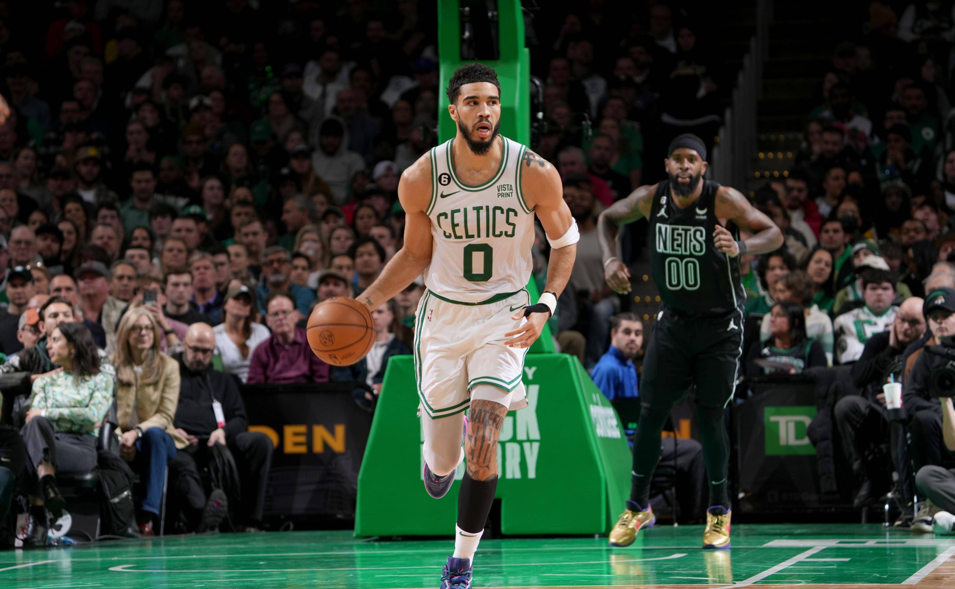 绿帽哥：皇马对阿诺德的表现极为不满，32万欧周薪却频受伤（绿帽哥：皇马对阿诺德表现颇感失望，拿着32万欧周薪仍伤病缠身）