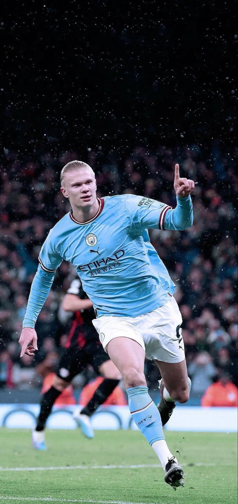 多特4-0十人黄潜，吉拉西双响，阿德耶米、斯文松建功，法比奥-席尔瓦失点（多特4-0完胜十人黄潜：吉拉西梅开二度，阿德耶米和斯文松破门，法比奥-席尔瓦点球失手）