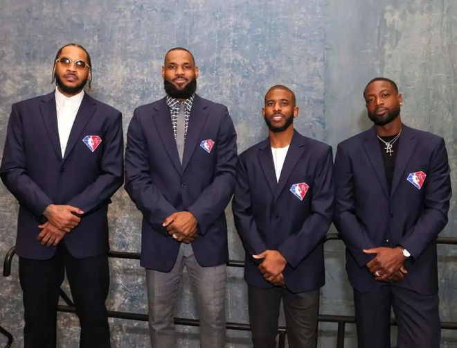 荷兰女国脚罗尔德公开谈论与女友恋情，两人曾因亲密照片受批评（荷兰女足国脚罗尔德公开谈与女友的感情，二人曾因亲密照遭到批评）