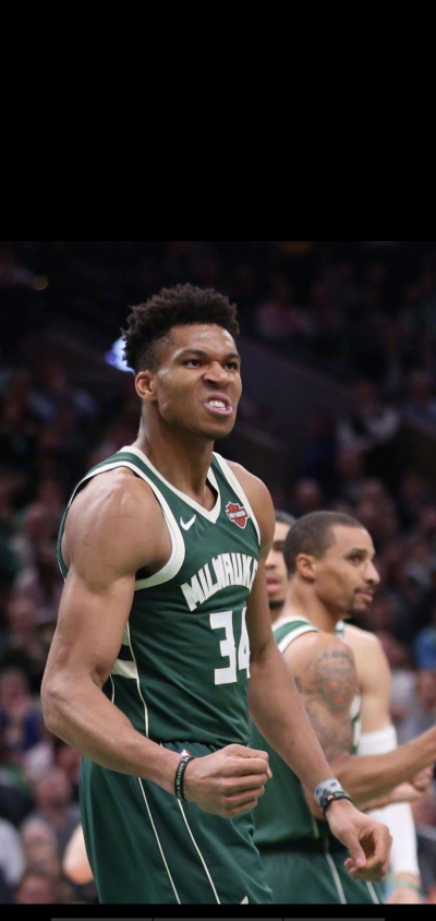 男子下棋时吸烟不慎引燃衣物（男子对弈抽烟失手点燃衣服）