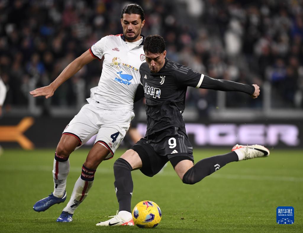 球员：我就轻轻一抬腿（球员解释：我不过是抬了下腿而已）