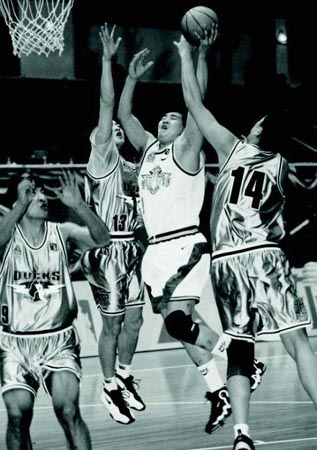 图片报：拜仁飞机因慕尼黑大雾无法起飞，只能去奥格斯堡乘机（图片报：慕尼黑大雾致拜仁无法起飞，转赴奥格斯堡登机）