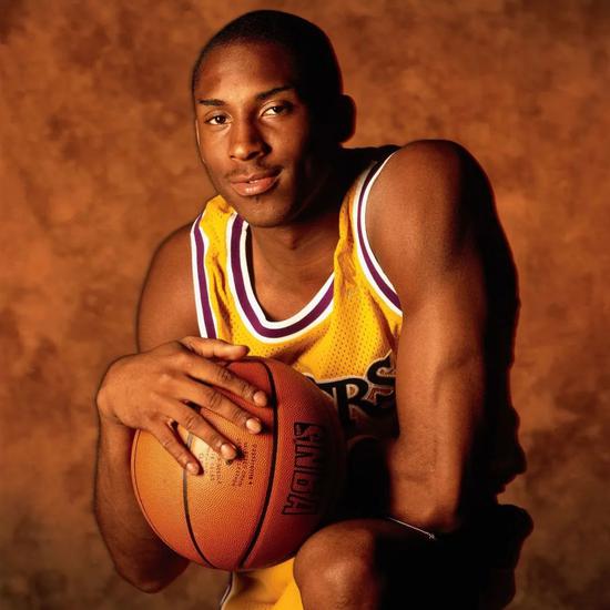 詹姆斯关键三分绝杀（詹姆斯压哨三分定胜负）