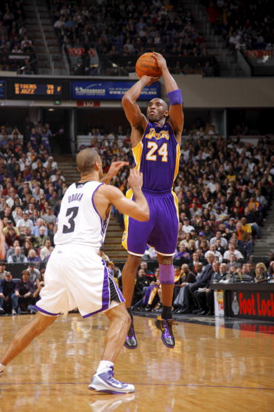 欧冠赛场精彩瞬间：巴萨主场2-0取胜,（欧冠之夜：巴萨主场2比0告捷）