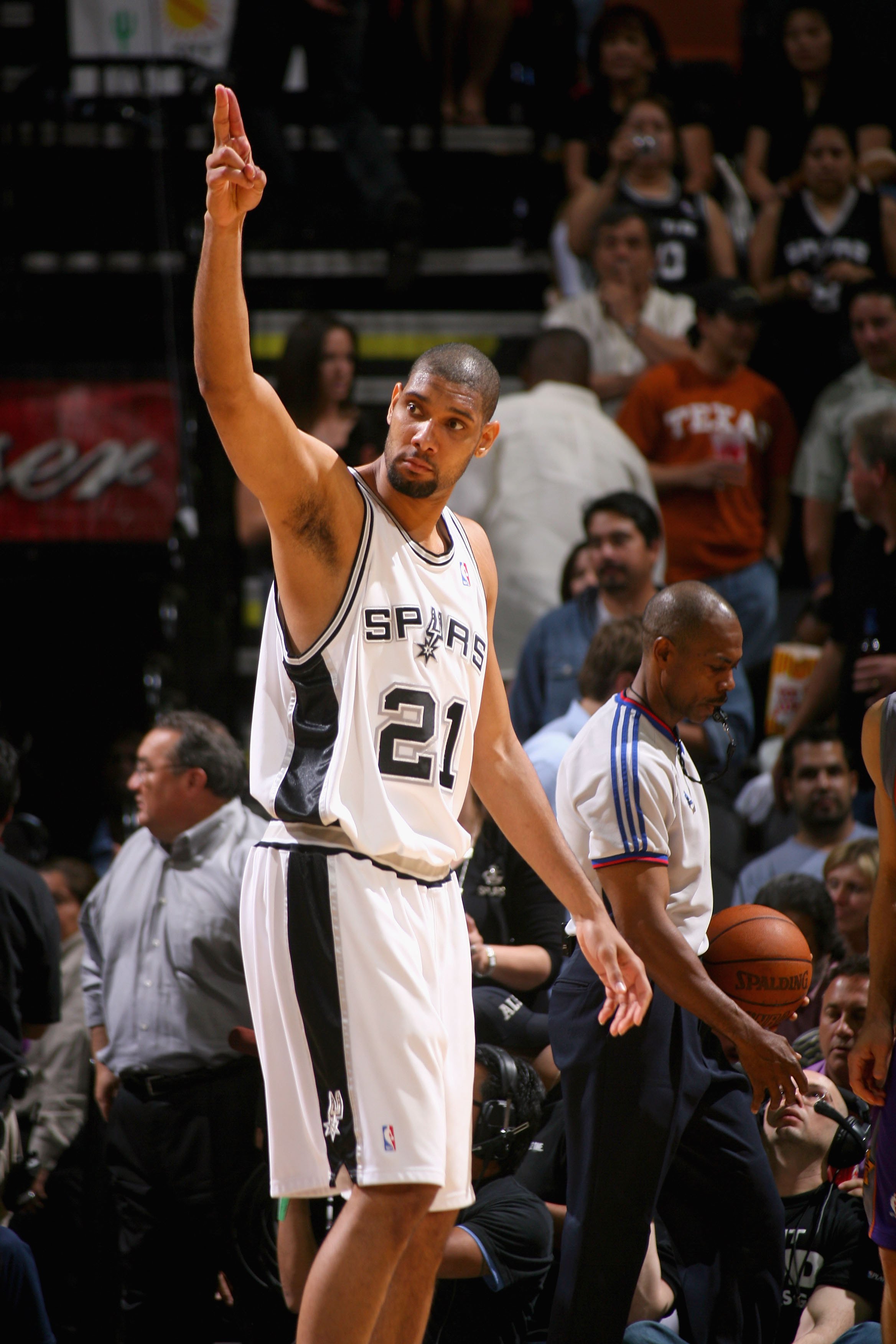 掘金约基奇三双末节爆发（掘金核心约基奇三双 末节强势接管比赛）