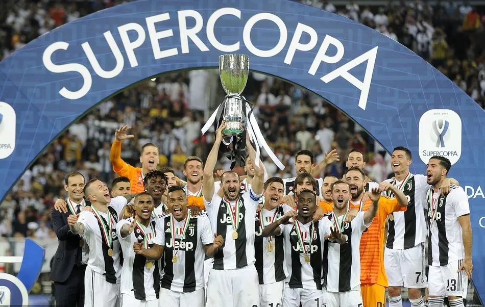 泰州举办“苏超泰州英雄大会”，市民夹道欢迎泰州队将士凯旋（泰州举办苏超英雄盛会 市民夹道热迎泰州队凯旋）