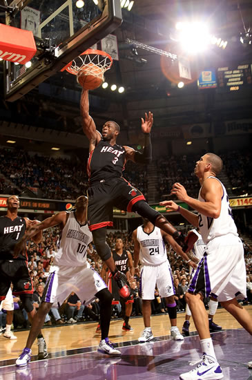 自交易以来：东契奇出战41场拿下28胜，浓眉仅出战14场（交易后对比：东契奇41战28胜，浓眉仅登场14次）